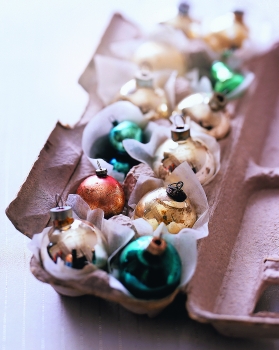 Один из способов хранения небольших елочных игрушек в упаковке для яиц - 11388703H83209.jpg