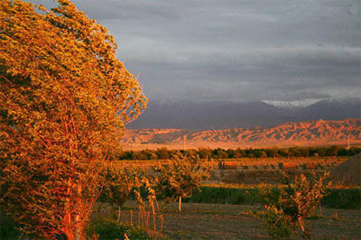 точно не уверена, что это именно Лунное озеро, которое находится высоко в горах, за ледником Акташ, но очень похож на Голобуе озеро в Шахимардане, одно из религиозных мест в горах. По преданию там наступал конь пророка Мухамеда и оставил два следа от своих копыт и в этих местах образовались озера. Одно голубое, а дргое Зеленное, а отличаются они тем, что Голубое находится под открытым солнцем и там нет ни какой растительности, и температура воды всегда 4, на зиму Озеро уходит, его просто нет, ученные так и не поймут куда оно девалось, а вот в Зеленом озере, есть много разной растительности и температура воды 20-22 и оно находится в тени. - осень в фергане.jpg