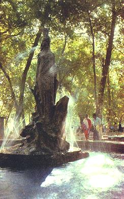 Особенности жизни в Средней Азии. - это памятник-фонтан посвящен героям-освободителям узбекского народа от феодального стороя..jpeg