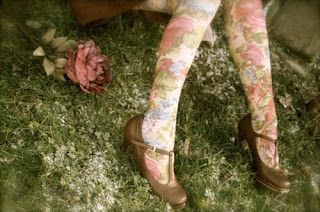 О стиле - nogi-tufli-kolgotki-cvetochnyy-print-cvetok-Favim.ru-15115.jpg