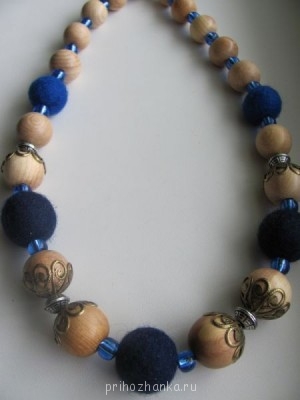 Эти бусики называю: я его слепила из того,что было... Из остатков получилось такое. Кстати,сегодня как раз нашелся на них покупатель.