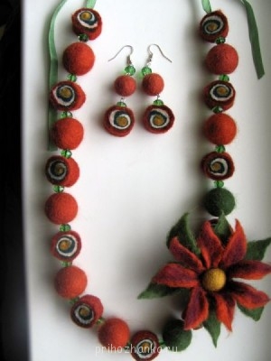 Впервые валяла цветок. Вот так решила его использовать...