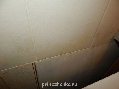 вот тут видно какой грязный был фартук за газовой плитой. 2 движения и он идеально чистый