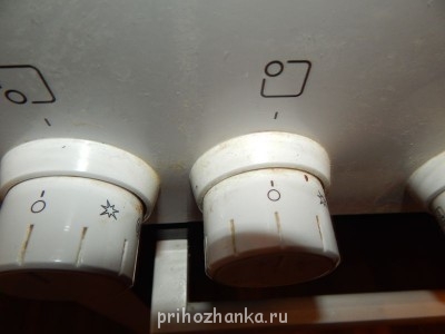 А вот тут видно  запыленный жир в микрошвах ручек газовой плиты. 2 движения и они блестят