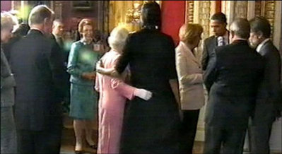 Правила этикета. - Жена_ Обамы_оскорбила_ Елизавету_ II.jpg