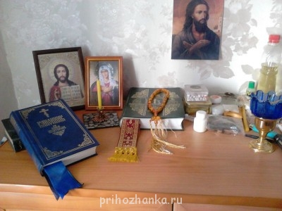 комод в святом углу, и вокруг него все иконы:)