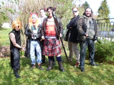 Муж в центре, в килте :)