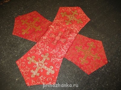 Обстрочила верхний квадрат с картонкой.