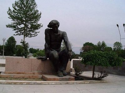 Особенности жизни в Средней Азии. - памятник. У него украли большой тюльпан. Вандалы..jpeg