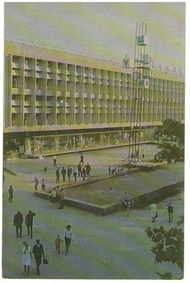 Особенности жизни в Средней Азии. - ЦУМ. в бассейне возле ЦУМа местный маленький народец любил купаться. И до сих пор продолжает это делать..jpeg