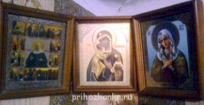 Это иконы висят в уголке в комнате