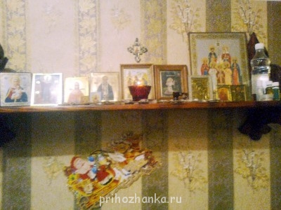 Иконы стоят на полочке.
