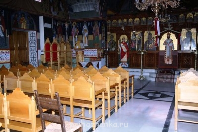 Греки в храме сидят.