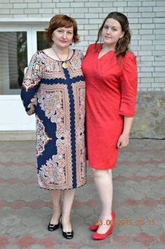 А это я и дочка. Платье себе  шила и строила тоже сама.