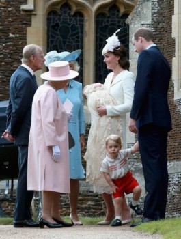 Читаем Живой Журнал . Интересно ЖЖе. И ФБ.. - Christening+Princess+Charlotte+Cambridge+zCdhFijoLk5x.jpg