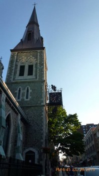 Вообще весь Квебек утыкан костелами. Их так много что из некоторых пришлось сделать школы и библиотеки т.к. здание содержать дорого а приходов нет.