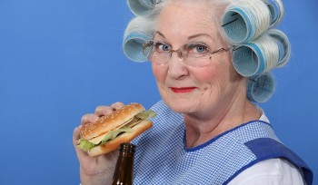 Пошалим? Выбери свою бабку  - batranacuhamburger.jpg