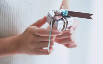 А у вас сейчас какое настроение? - KLOPPEX.RU_nastroeniya_devshuka_ruki_palcy_podarok_korobka_lenta_bantik_korichnevyy_goluboy_roza.jpg