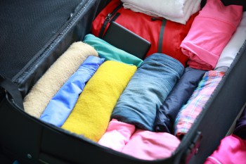 Хранение. Как справляться с вещами - Roll-Your-Clothes-to-Save-Luggage-Space.jpg