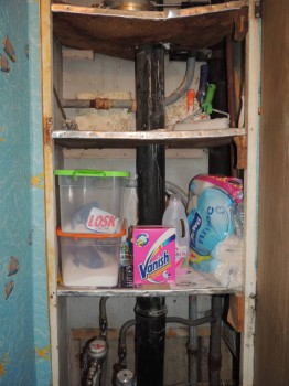 Выкинуто:старые банки с краской,с лаком,старые кисти и валики,пустые ёмкости от моющих средств. Купили 2 контейнера для стирального порошка-теперь всё аккуратно,никаких порваных пакетов и рассыпавшегося стирального порошка.