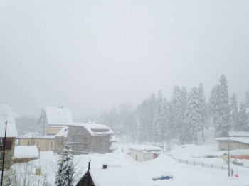 Передо мной огромная гора, но ее не видно за снегопадом))))))