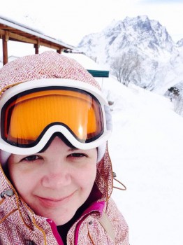 Ветер и солнце в лицо, фотографировать невозможно)))) наверху очень ветрено сегодня, я даже не смогла фотоаппарат достать, снежный ветер.