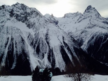 Внизу немножко видна "летающая тарелка", голубого цвета, это местный музей , не знаю что там, промчались мимо))