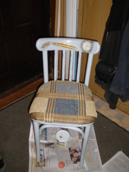 Стало) Стул покрашен,задекупажен,сделана новая сидушка,вставлены недостающие рейки.