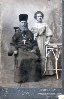 Образ жены священнослужителя - 10.1.Родственник священник с девушкой.jpg