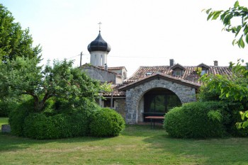 От храма идет переход в трапезную, а потом в их дом