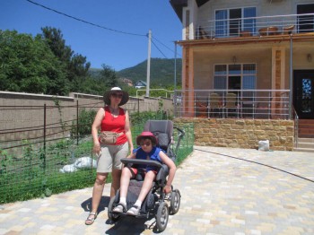 Это я с дочей у нашего дома.