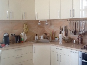 Вот кухня собственно.  Всё видно что минимализм