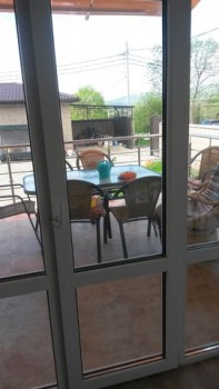 Это выход с кухни прямо на крытый балкончик. Там мы на свежем воздухе кушаем.