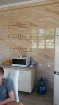 Вот справа от стола у нас кулер.