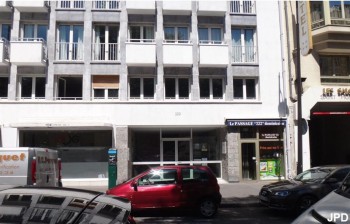 С улицы и не узнаешь, что за фасадом современного здания скрывается храм и монастырь...