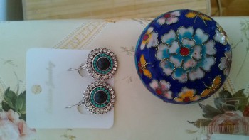 Рядом - эмалевая шкатулочка. Маленькая, но такая прелесть...