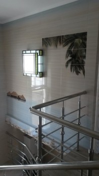 Лестница. То же пано разделили на всю стену.