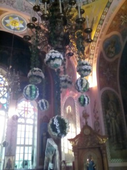 Паникадило. большой шар в центре и восемь вокруг поменьше