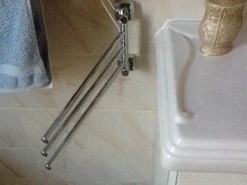 А вот такая вешалка рядом с раковиной.  Тоже три маленьких полотенца для рук и лица можно повесить.