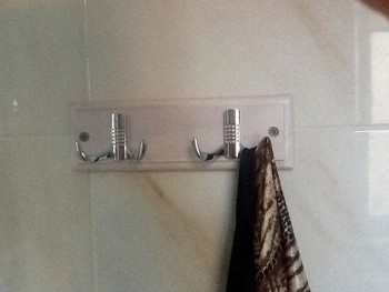 Вот такую красивую вешалку мы привернули на стену рядом с раковиной. Правда сейчас на ней халат, но можно и полотенца.