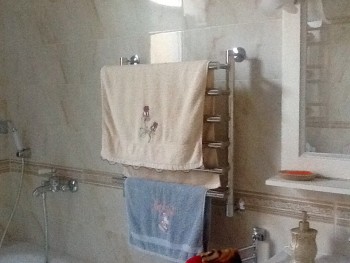 Вот так висят у родителей в ванне на первом этаже.  Можно и покрасивей развесить. :).  На втором примерно тоже самое.