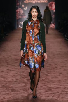 О стиле - 19_LORD-CARDIGAN_forest_MR.DARCY-DRESS_blue-roses.jpg