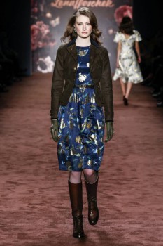 О стиле - 34_BALMORAL-JACKET_olive_KENSINGTON-DRESS_night.jpg