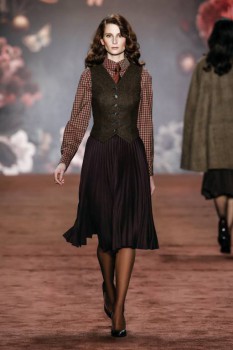 О стиле - 51_AW1617_Henry-Waistcoat_tweed-chocolate_Brit-Blouse_vichy_Cambridge_Skirt_plum.jpg