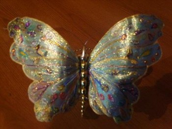 делается из обыкновенной бутылки из под воды.<br />Раскрашивали лаком для ногтей и красками для стекла.<br />Для тела бабочки использовали бусы, которые нанизаны на проволоку. Ножки у бабочки тоже из проволоку.