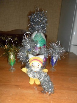 а тут "чубокабра", как назвала моя старшая дочь вот такое чудо из носков и старых перчаток.