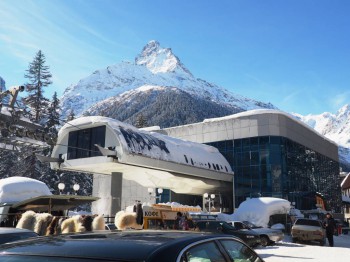 Это подъемник, 1 линия. Здесь же и прокат лыж есть... Всё рядом, очень удобно.