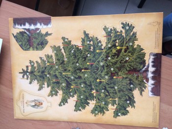 Такая вот елочка на ооочень плотном картоне, прорези для игрушек