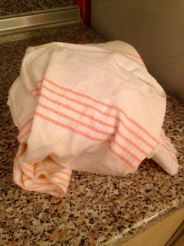 Остывал в полотенце, по рекомендации знатных хлебопеков :))