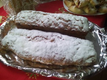 Штоллены почти все съедены...разрезик будет завтра,притомилась я сегодня,всеночная и гости...